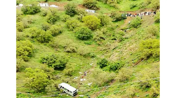 فوری / سقوط مرگبار مینی بوس پر از مسافر  به دره ای در کردستان+ اسامی کشته و مصدومان