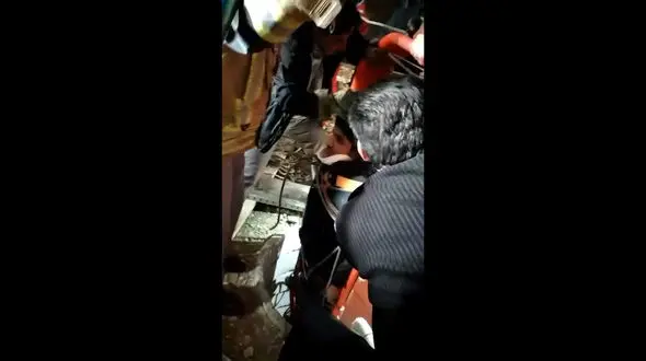 فیلم 2 بار سقوط مرد بدشانس به عمق چاه 12 متری + جزئیات