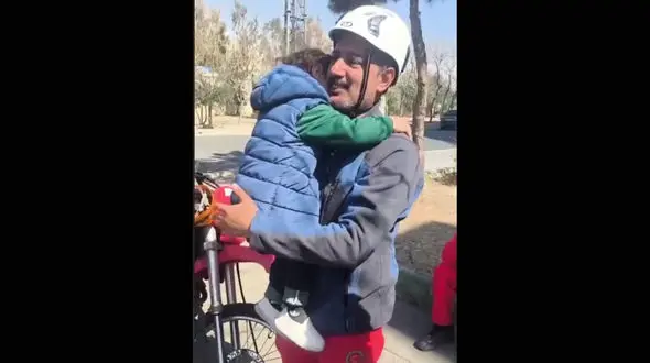 فیلم لحظه احساسی آرام شدن یک کودک در آغوش امدادگر هلال احمر