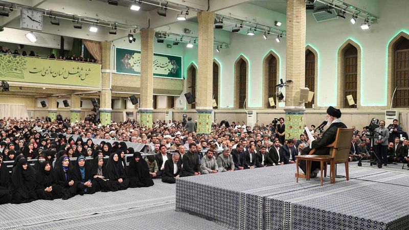 رهبر انقلاب در دیدار هزاران تن از معلمان و فرهنگیان