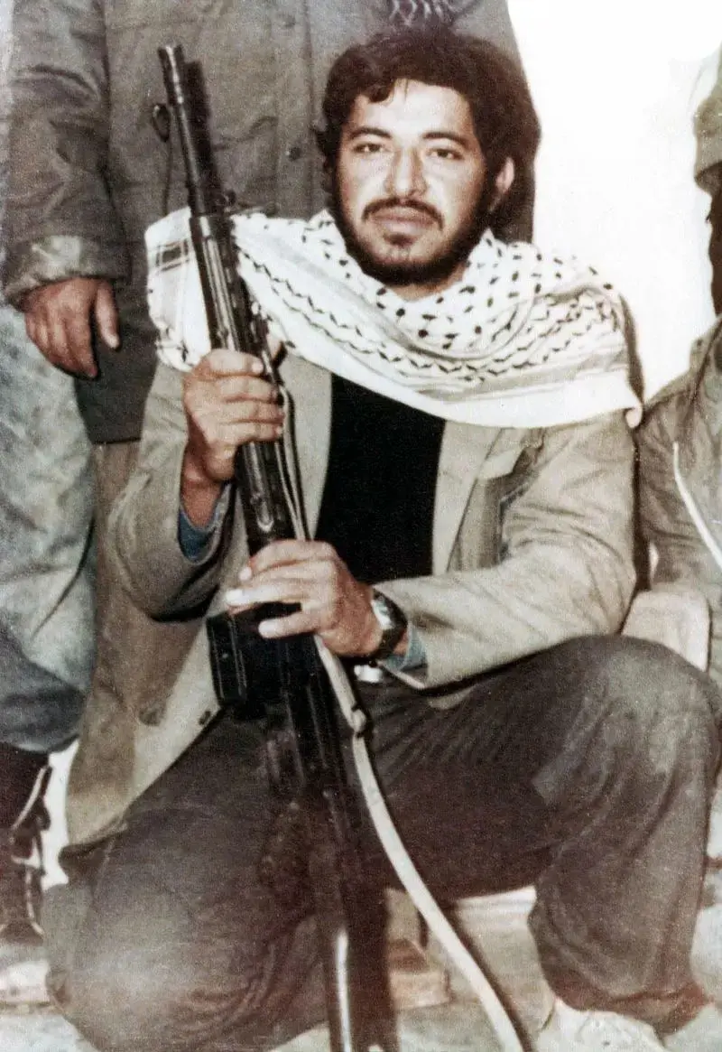 سیدحسین علم‌الهدی، فرمانده سپاه هویزه که دی ۱۳۵۹ شهید شد هم بعد از تسخیر سفارت به دانشجویان پیوست و در موضوع اسناد با آن‌ها همکاری‌های داشت -   دانشجویان پیرو خط امام در جریان اشغال سفارت آمریکا در 13 آبان 1358