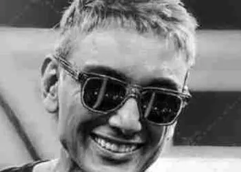 دانلود آهنگ شادمهر عقیلی  /  به نام خونه پر از عطر تو دلم همش پیش توهه / دیسکاور