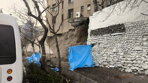 خطر ریزش ساختمان‌های خیابان عاطفی در مجاورت اتوبان مدرس جنوب / دیوار ریخت، مسئولیت چه کسی فرو می‌ریزد؟