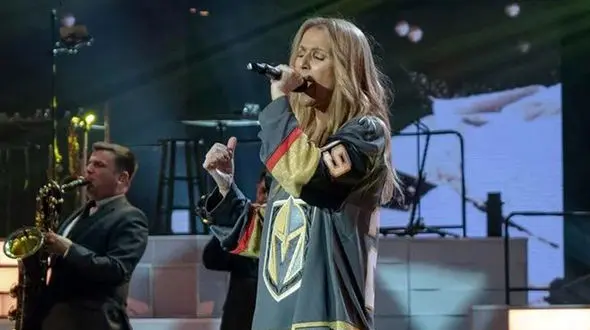  بازگشت خواننده معروف به صحنه پس از عمل جراحی گوش + عکس