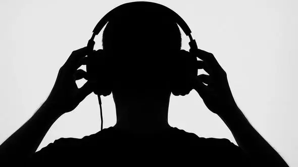 هندزفری‌هایی که شنوایی را می‌بلعند/ آمار کم شنوایی در نوجوانان دو برابر شده است 