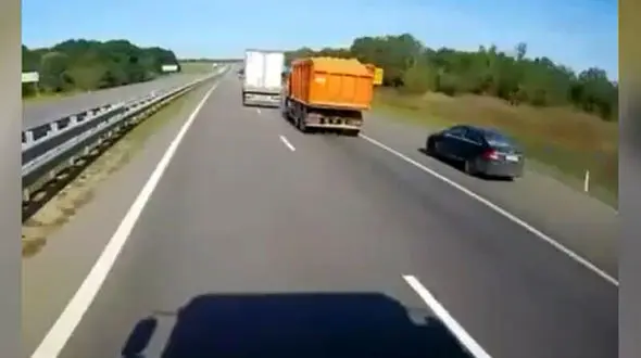 پرس شدن یک خودرو بین دو کامیون به دلیل سبقت غیرمجاز + فیلم 