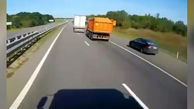 پرس شدن یک خودرو بین دو کامیون به دلیل سبقت غیرمجاز + فیلم 