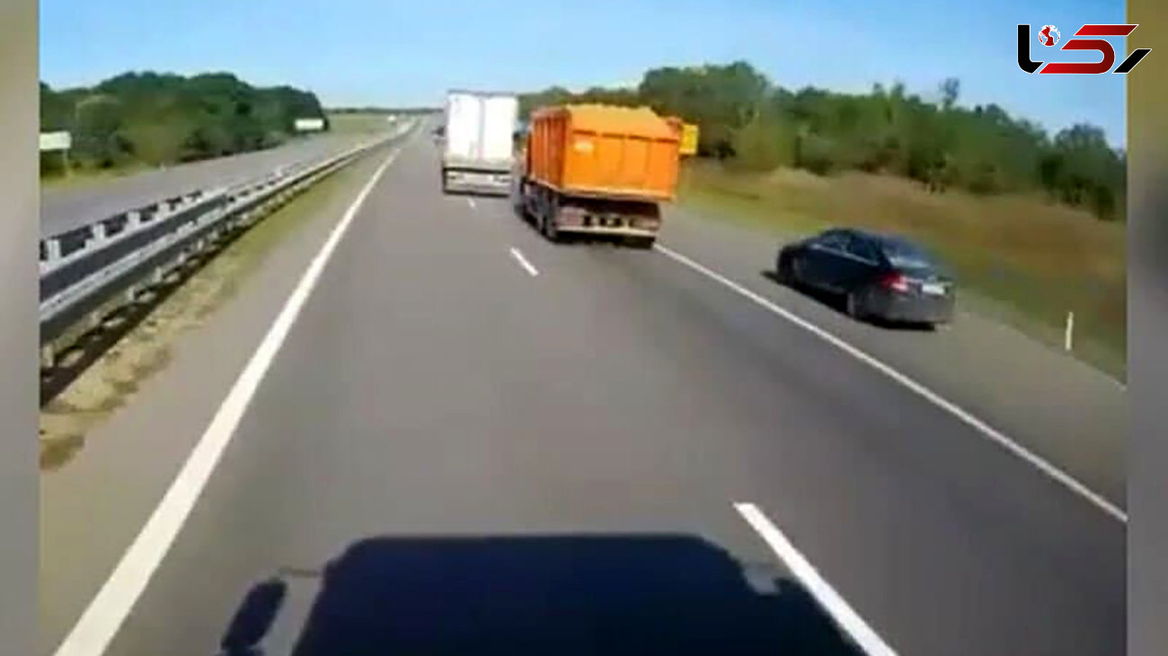 پرس شدن یک خودرو بین دو کامیون به دلیل سبقت غیرمجاز + فیلم 