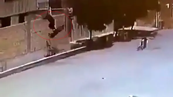 عجیب ترین تصادف در همدان / مرد جوان به خانه مردم پرواز کرد + فیلم باورنکردنی