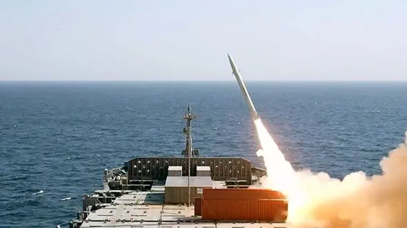 شلیک موفق موشک بالستیک دوربرد از ناو جنگی سپاه + فیلم