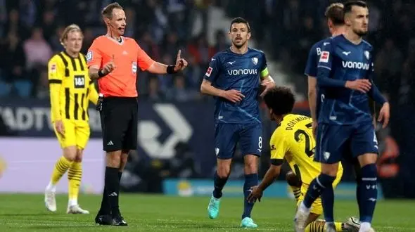 داوری که سرنوشت قهرمانی را عوض کرد‍: از خودم متنفرم!/ بیانیه فدراسیون فوتبال در مورد صحنه مشکوک