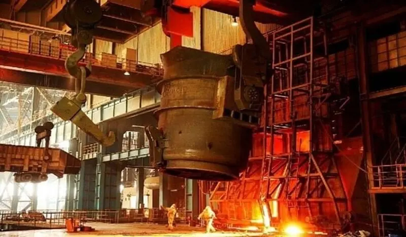 در این تصویر نمایی از تجهیزات کارخانه فولادی را مشاهده می کنید