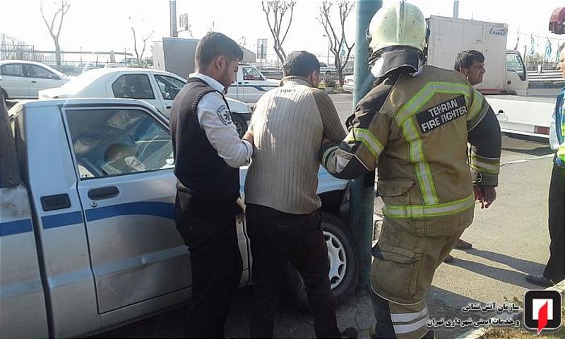 برخورد خودرو با جداول کنار بزرگراه آزادگان