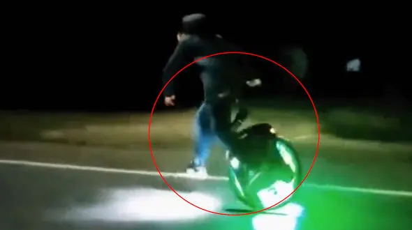 فیلم دردناک از زمین خوردن پسر جوان از تک چرخ الکتریکی در خیابان / ببینید