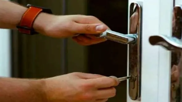 ماجرای تکان‌دهنده و عجیب زنی که 18 ماه در توالت زندانی بود! + فیلم