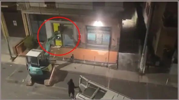 سرقت باورنکردنی دستگاه عابر بانک با لودر + فیلم