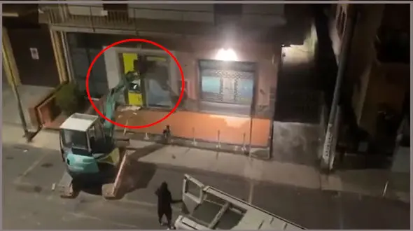 سرقت باورنکردنی دستگاه عابر بانک با لودر + فیلم