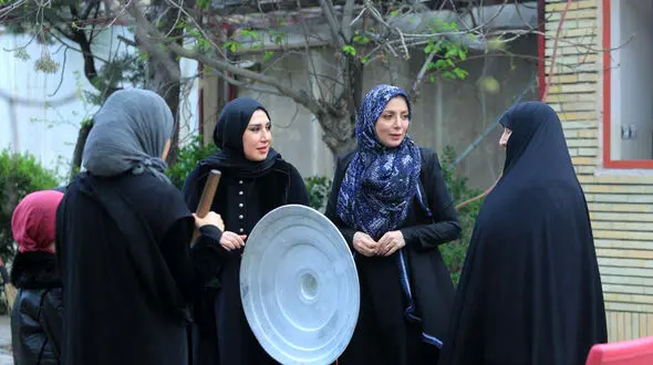 سانسور آرایش  نسیم ادبی و مریم مومن در سریال سرزده / ناگهان سیاه و سفید می شوند + فیلم