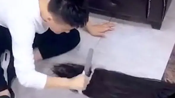 این مرد آرایشگر است یا قصاب ؟! + فیلم