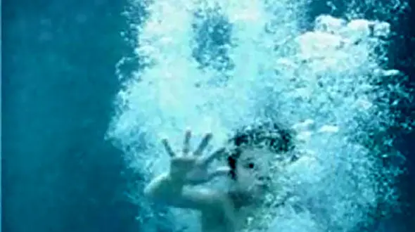 پدر عزرائیل را بالای سر کودک 8 ساله اش دید 