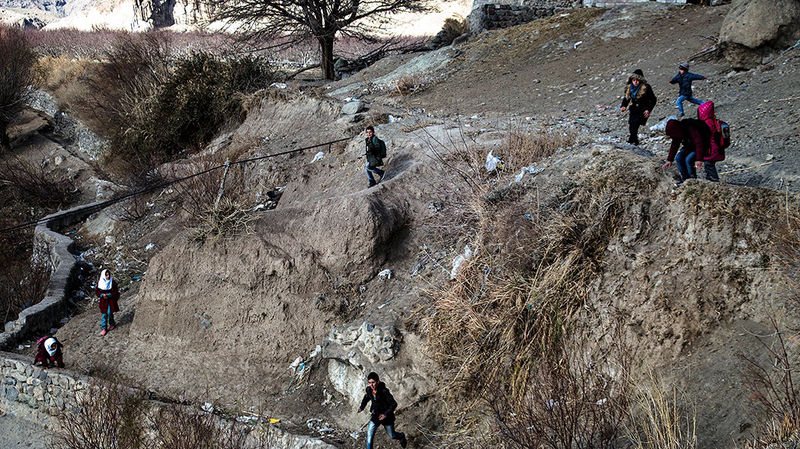 بازی با جان دانش آموزان/گزارشی از محروم ترین روستای اردبیل