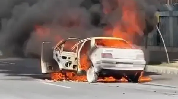 2 فیلم از آتش گرفتن پژو 405 وسط خیابان دانشگاه زاهدان