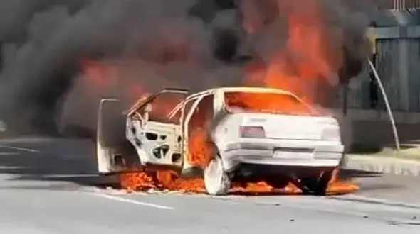 2 فیلم از آتش گرفتن پژو 405 وسط خیابان دانشگاه زاهدان