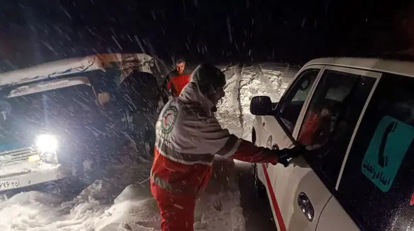 امدادرسانی در برف و کولاک به یک خانواده