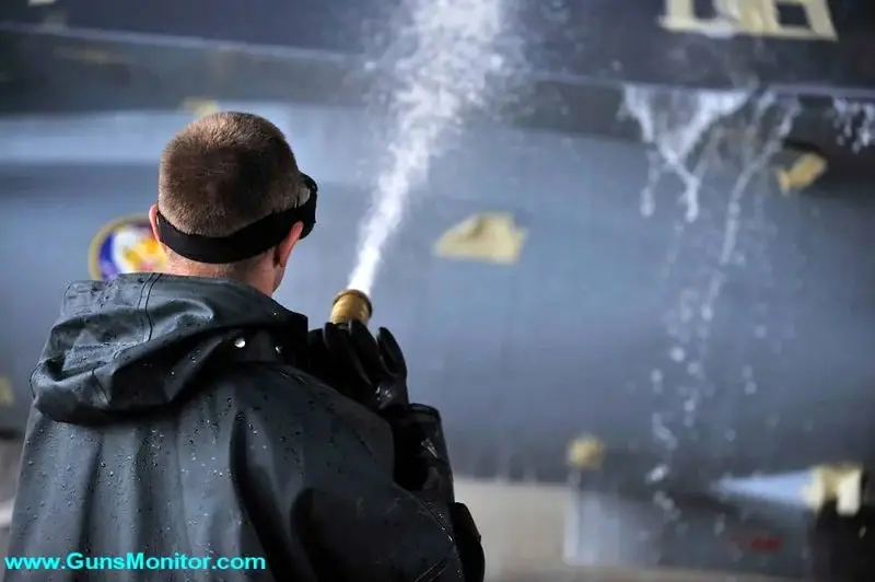 شستشوی هواپیماهای نظامی با ربات‌ها