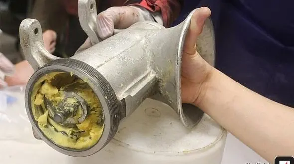 تصاویر وحشتناک از گیر کردن دست کارگر شیرینی‌پزی داخل چرخ گوشت