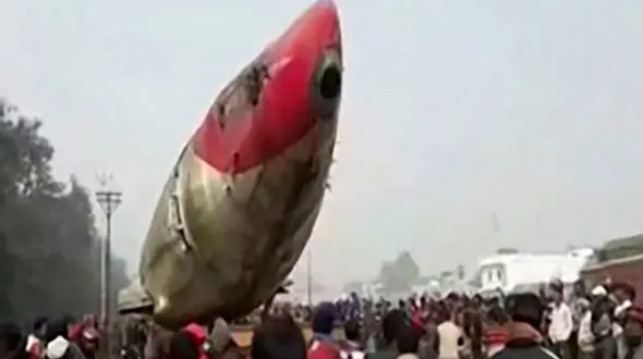 گرفتار شدن تریلی حامل هواپیمای اسقاطی زیر پل+ فیلم