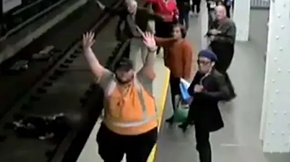 اقدام عجیب یک مسافر، جان ۶ نفر را به خطر انداخت + فیلم