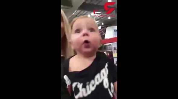 عکس العمل جالب یک کودک در یک فروشگاه/او برای اولین بار به فروشگاه رفته بود+فیلم