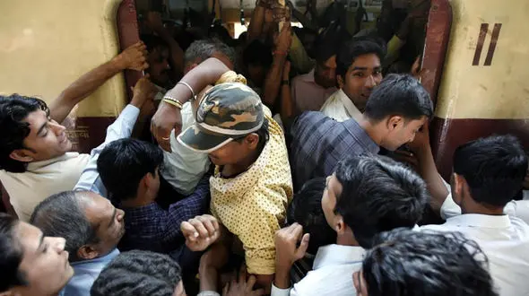 پیدا شدن سر بریده انسان در واگن قطار / تیرچراغ برق سر این مسافر هندی را جدا کرد