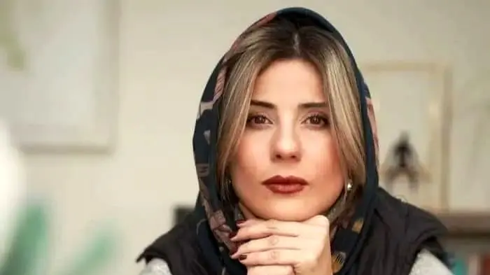 پاسخ تحقیرآمیز و کوبنده سارا بهرامی به بی احترامی خواهر شوهرش/ دائما یکسان نباشد حال دوران غم مخور/ اینجوری باید جواب آدمای گستاخ رو داد!