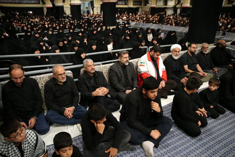 رهبر انقلاب در شب عاشورا