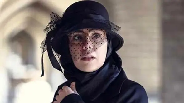 تصویری دیده‌نشده از حدیث چهره‌پرداز بازیگر نقش جوانی «مژگان عباسی» «بچه مهندس» /کنار برج ایفل با تیپ اروپایی!