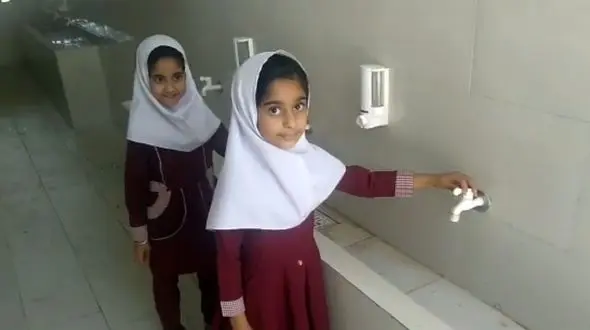 دختران و پسران دانش آموز مدرسه هفت تپه آب ندارند/ آموزش و پرورش: مشکل حل شد + فیلم