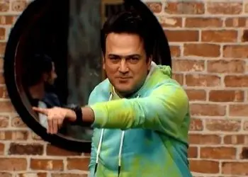 خلاقیت خنده دار حامد آهنگی برای لباس پوشیدن با ترکیب مانتو مجلسی و زیرشلواری/ اون زیرشلواری کجا گیر کرده