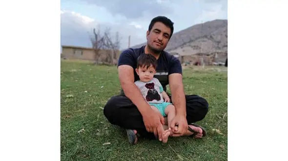 عکس دردناک از افسر پلیس و فرزندش / او دیروز به شهادت رسید+عکس