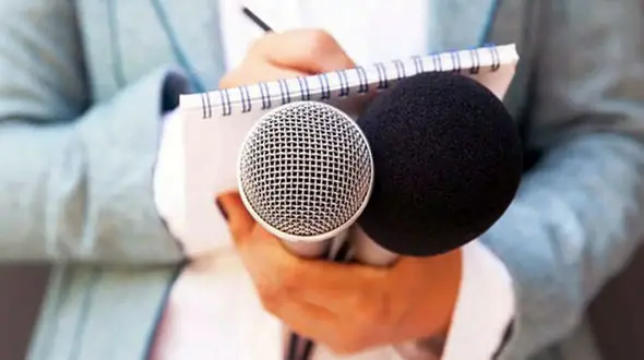 از خبرنگارها می‌خواهند با دستان بسته در استخر شنا کنند