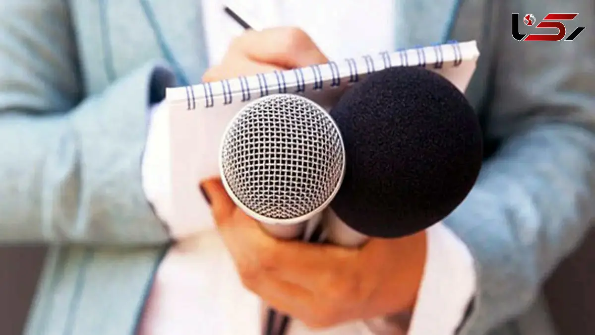 از خبرنگارها می‌خواهند با دستان بسته در استخر شنا کنند