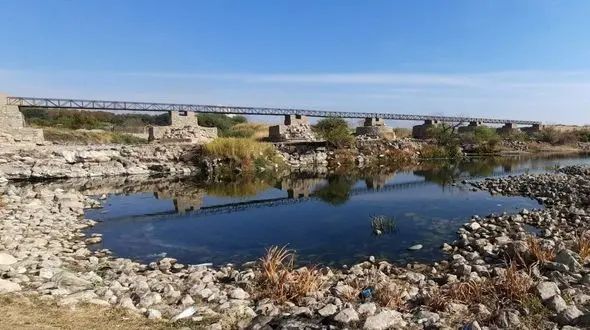 تصاویر این روزهای پل خسرو / پُلی استوار که با وجود خرابی دهانه‌ها و نمای پل، همچنان خود را استوار نگهداشته است