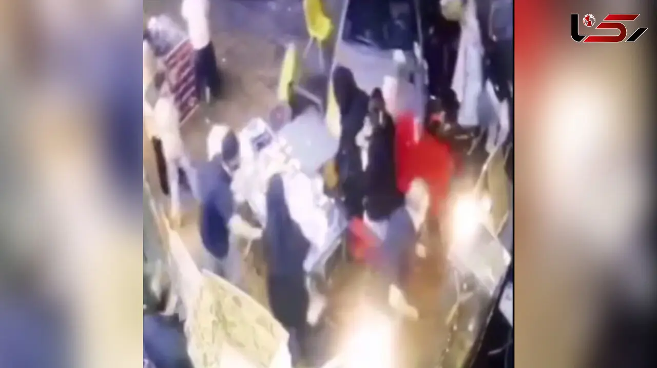  فیلم لحظه هولناک برخورد پراید با عابران / مشتریان ساندویچی زیر گرفته شدند