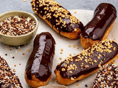 طرز تهیه اکلیر؛ شاهکار لطیف شیرینی‌ پزی فرانسه با قلب خامه‌ ای