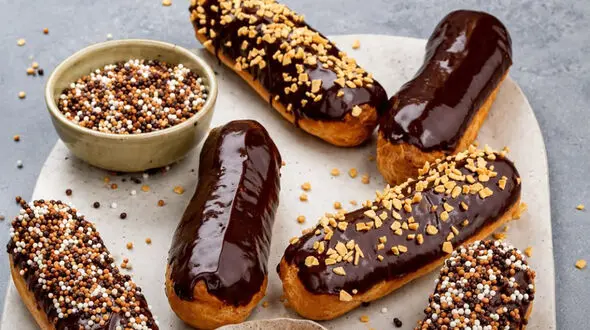 طرز تهیه اکلیر؛ شاهکار لطیف شیرینی‌ پزی فرانسه با قلب خامه‌ ای