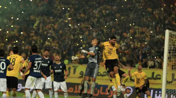 برخورد عجیب و جنجالی عوامل حمل برانکارد ورزشگاه نقش جهان با پزشک ملوان + فیلم