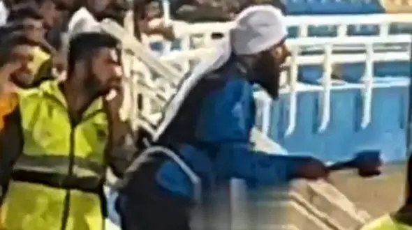 هوادار عجیب روی سکوهای اهواز/ جادوگر یا جادوگرنما؟ + فیلم