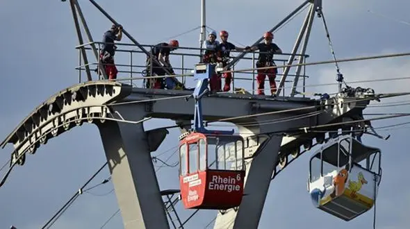 تصادف تله‌کابین ده‌ها نفر را گرفتار کرد