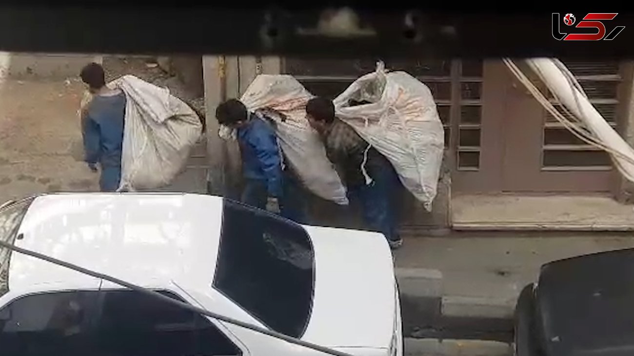 یک کوچه در تهران و 4 نوجوان زباله گرد / بازی با تلی از زباله بر دوش + فیلم 